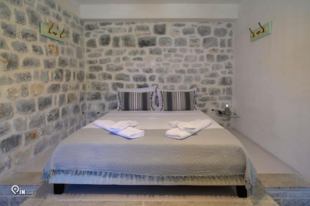 Ferienhaus Sikies Stone House On The