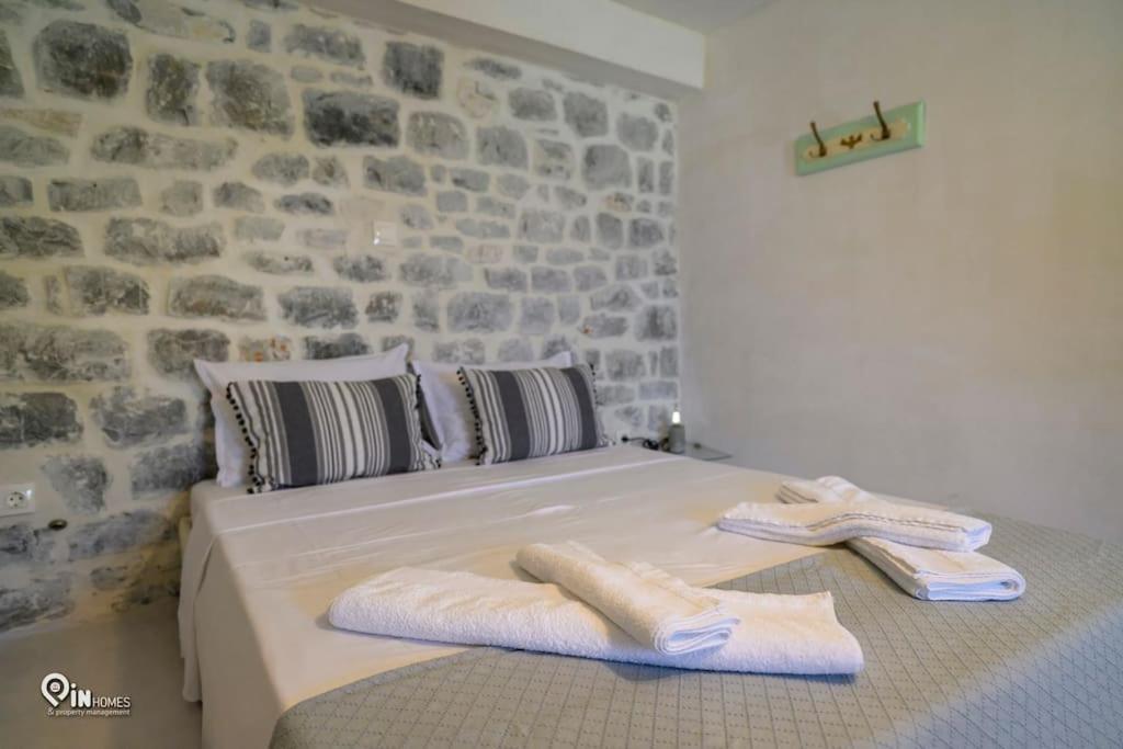 Sikies Stone House On The Hébergement de vacances Khalkia